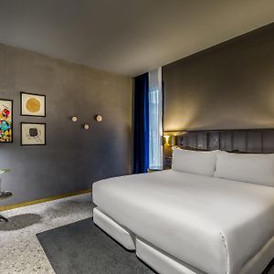 Basic Kamer met een King Size Bed